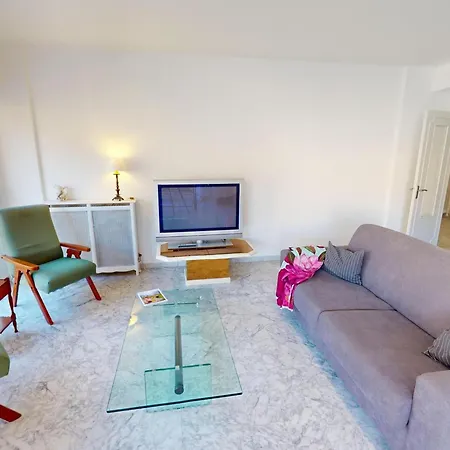 Апартаменти Spacieux 2p Centre Avec Terrasse, Clim Et Parking Prive Мантон